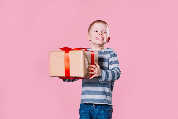 bambino con regalo in mano