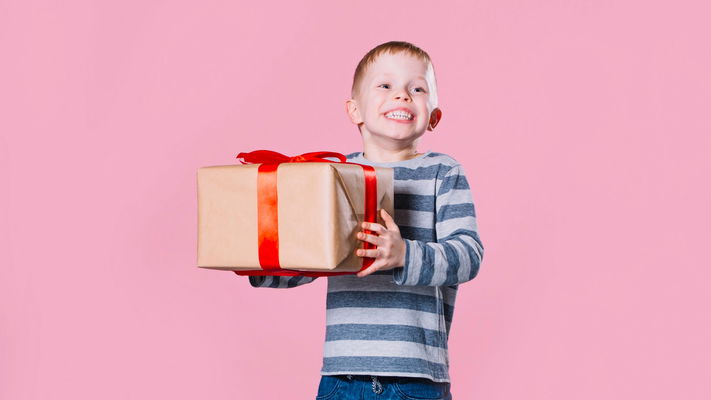 bambino con regalo in mano