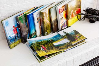 libri di fotografia accanto a macchin a fotografica