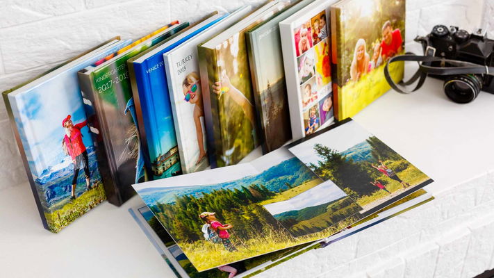 libri di fotografia accanto a macchin a fotografica