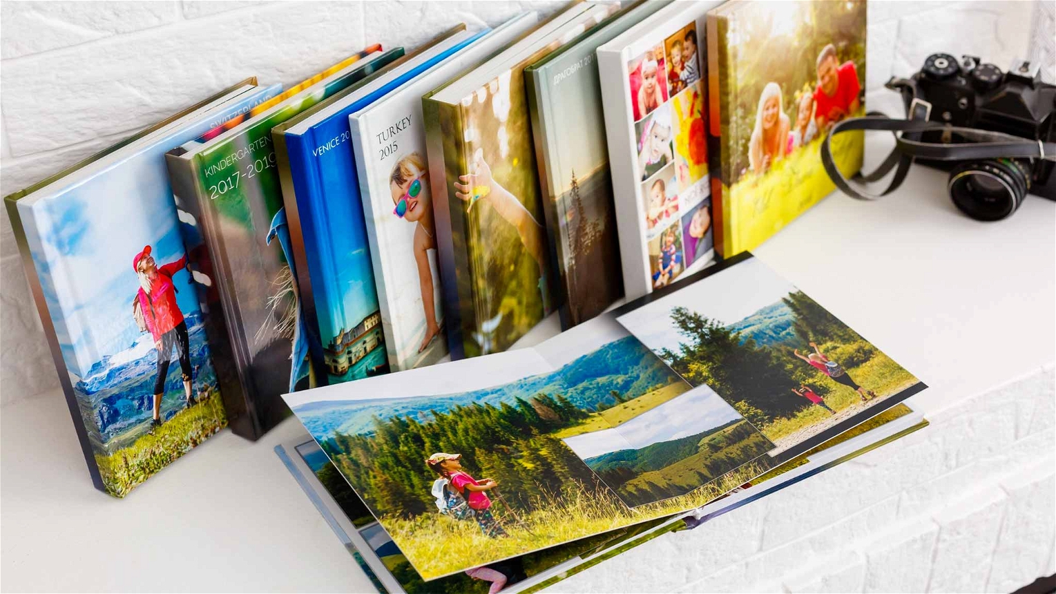 libri di fotografia accanto a macchin a fotografica