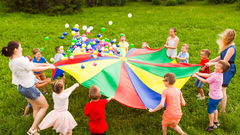 bambini giocano all'aperto