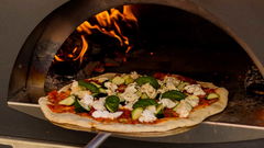 pizza che sta per essere messa a cuocere in forno