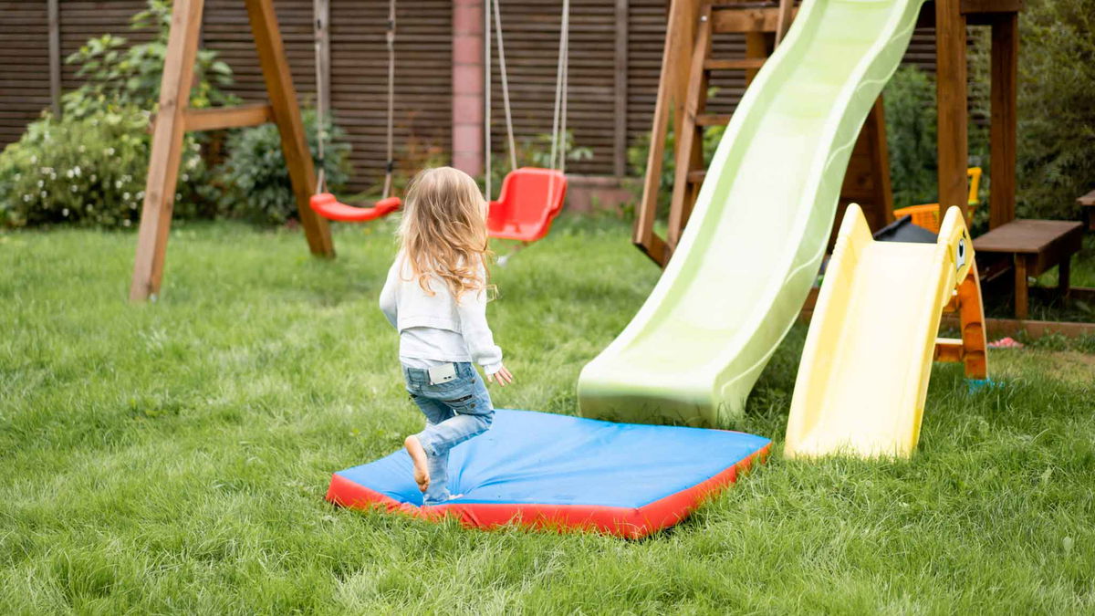 bambina gioca con lo scivolo