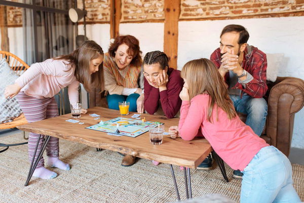 famiglia gioca a gioco da tavola