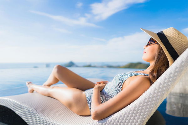 ragazza stesa su chaise longue