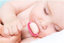 neonato dorme con ciuccio in bocca