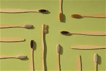 spazzolini in bambu sfondo verde