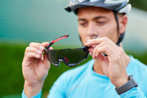 uomo che indossa occhiali da ciclismo 