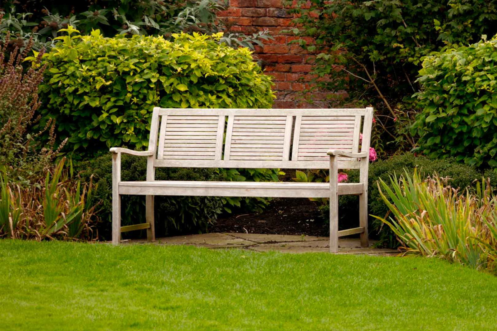 La panca da giardino: non solo per arredare