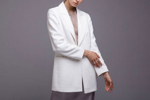 donna con blazer bianco