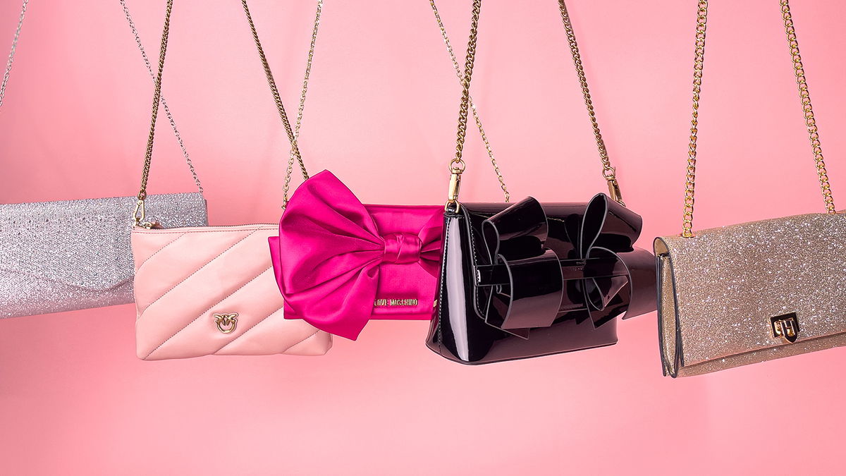 5 pochette donna eleganti appese su sfondo rosa 