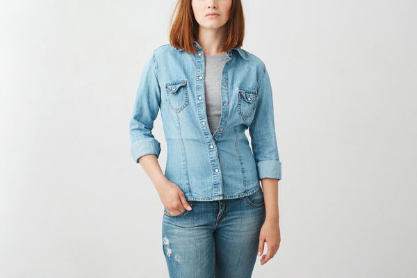 ragazza con camicia di  jeans