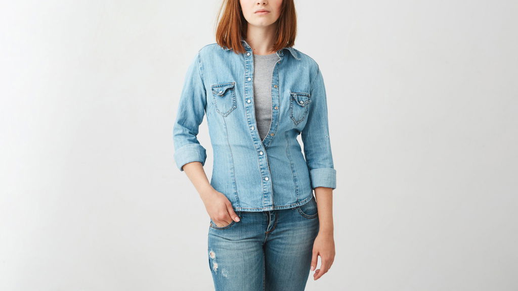 ragazza con camicia di  jeans