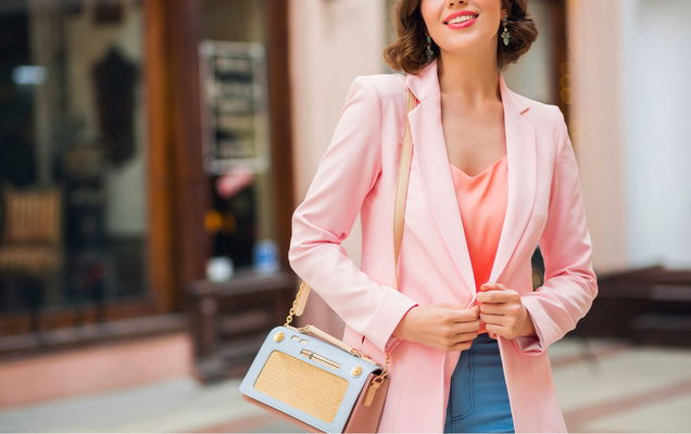 donna che indossa blazer rosa