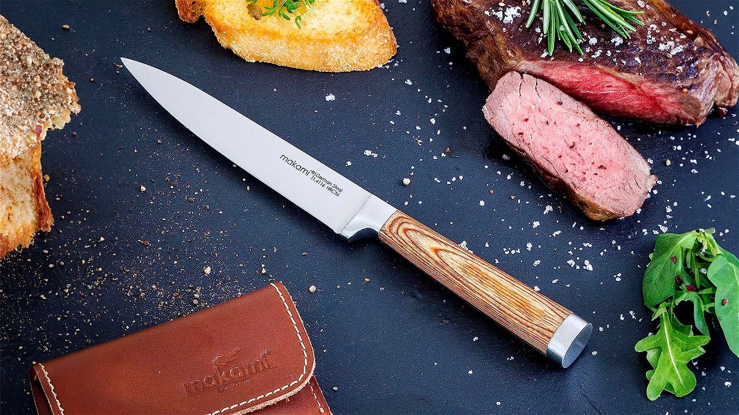 coltello da bistecca su sfondo nero
