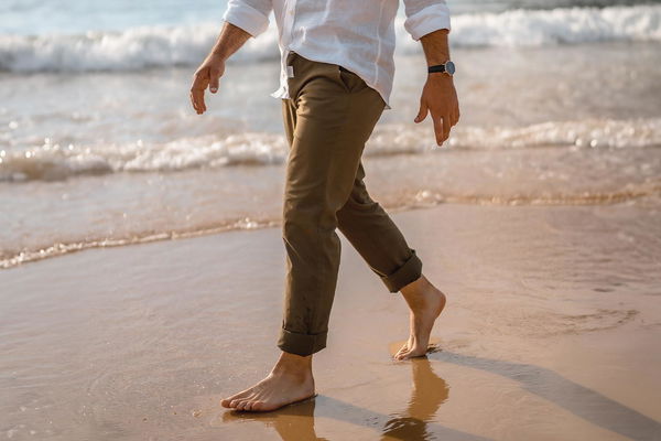 uomo che indossa pantaloni estivi al mare