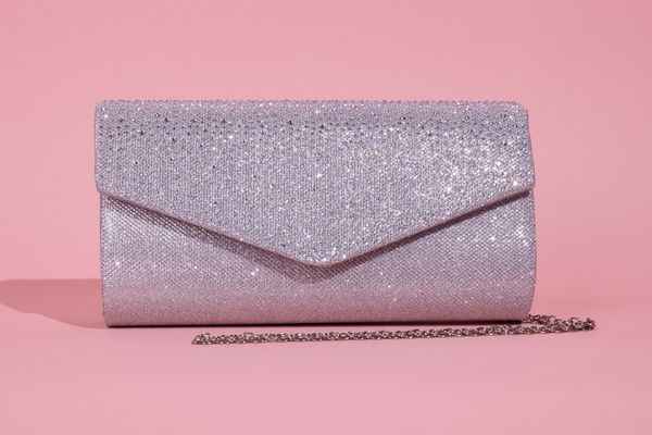 pochette argentata  sfondo rosa