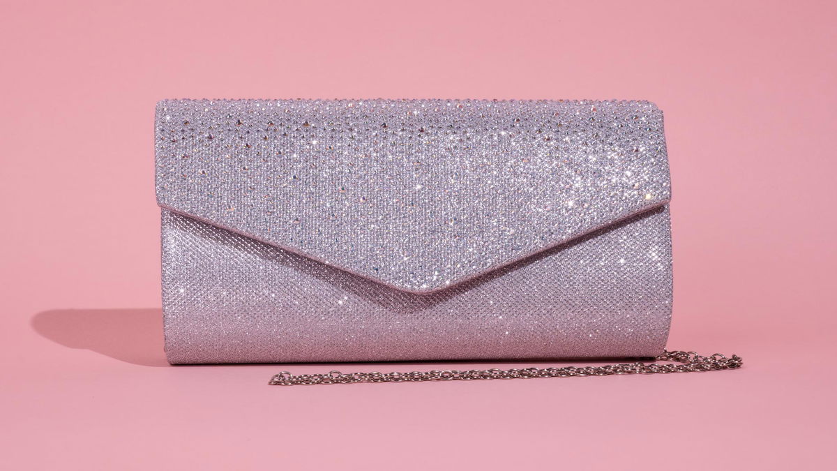 pochette argentata  sfondo rosa