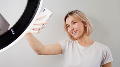 ragazza che usa ring light per farsi selfie 