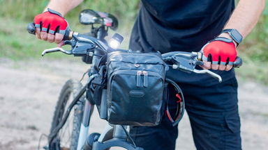 ciclista con borsa da manubrio