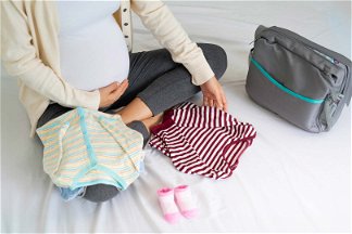 donna incinta che prepara valigia parto 