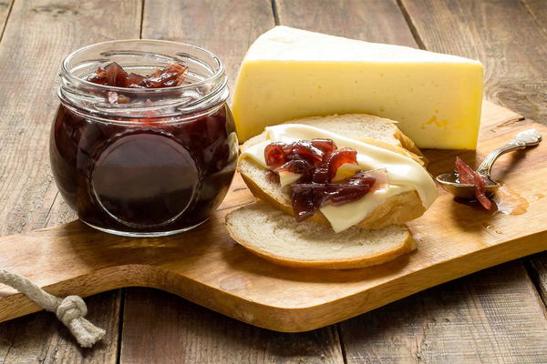 vassoio con marmellata di cipolle e formaggio