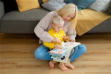 mamma legge un libro sensoriale al figlio