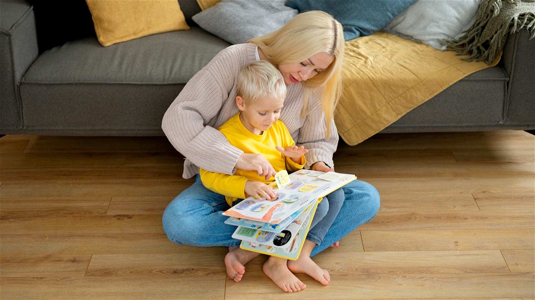 mamma legge un libro sensoriale al figlio