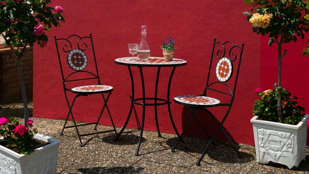 tavolino in ghisa in terrazzo