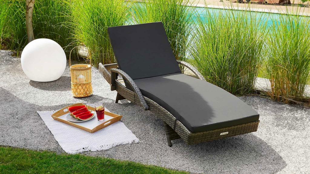 lettino prendisole di design in giardino