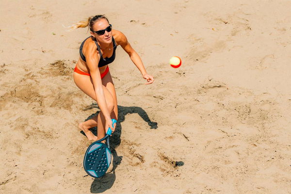 ragazza gioca a beach tennis