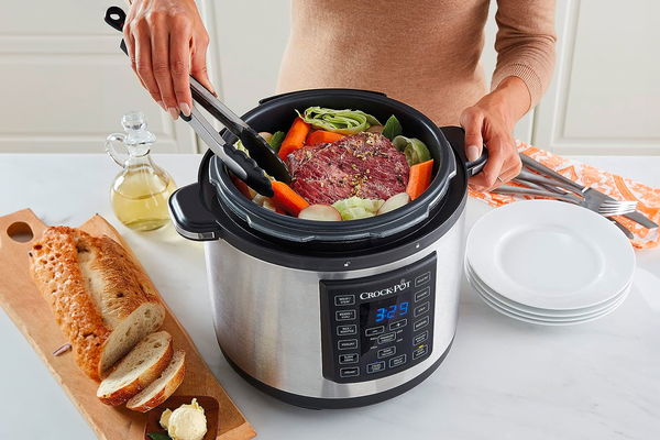 donna che usa crock pot