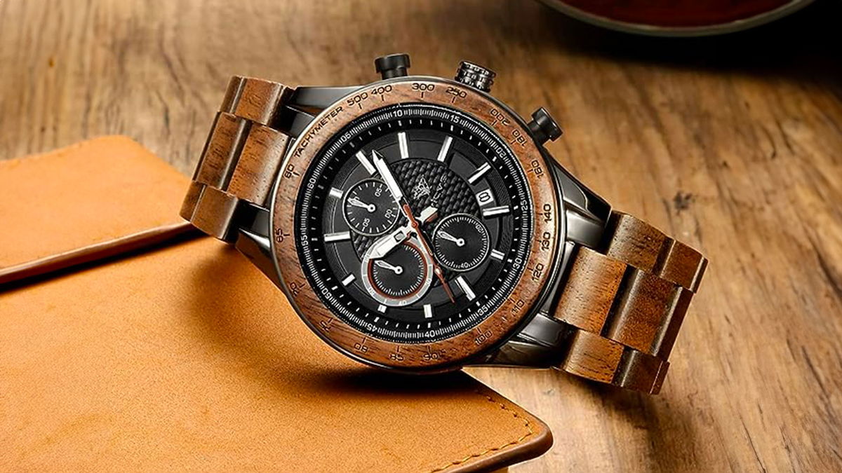 orologio in legno da uomo su tavolo