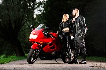 uomo e donna con pantaloni da moto