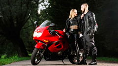 uomo e donna con pantaloni da moto