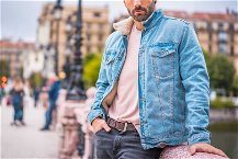 uomo con giacca casual di jeans