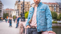 uomo con giacca casual di jeans