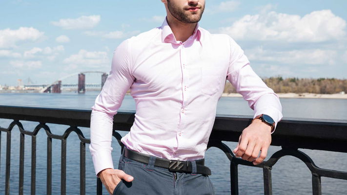 uomo indossa camicia rosa