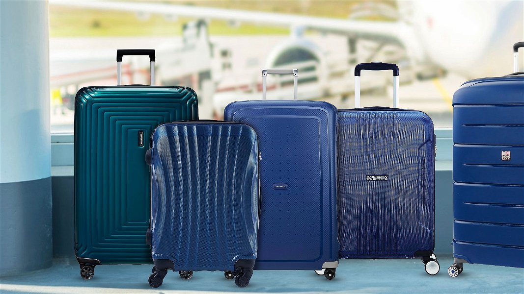 valigie blu eleganti in aereoporto
