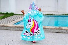 bambina che indossa poncho mare unicorno
