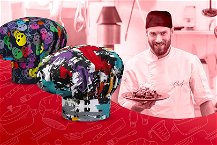 cappelli chef stravaganti con cuoco di sfondo