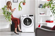 donna che usa lavatrice smart