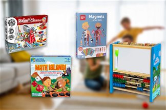 Quattro giochi didattici per bambini con famiglia felice dietro