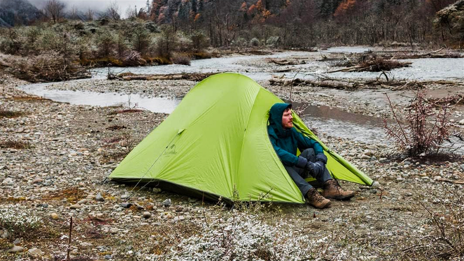 uomo in tenda da campeggio