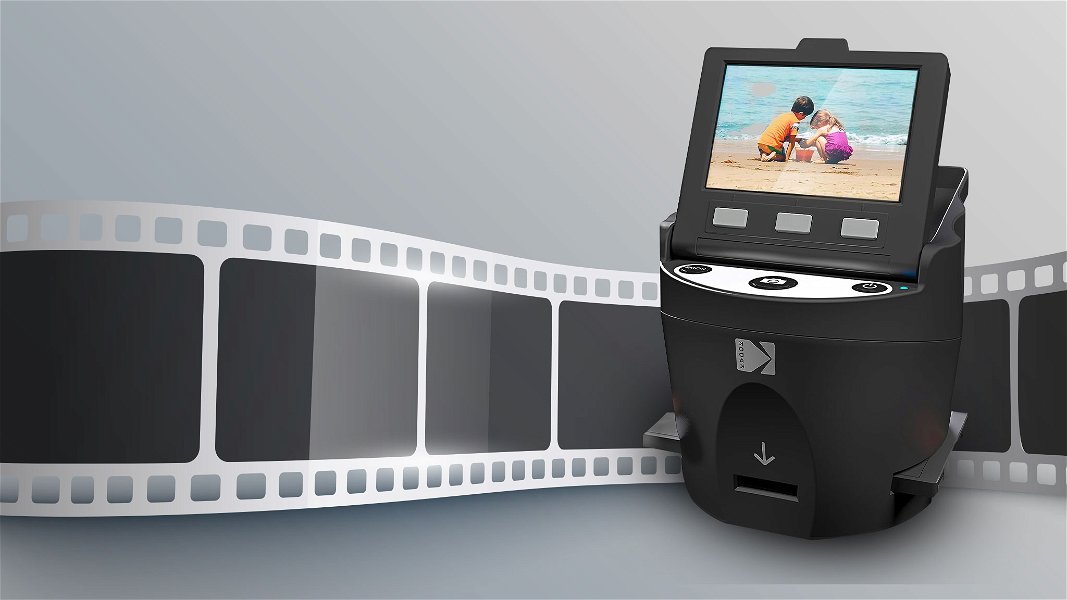 Film scanner in primo piano con pellicola da sviluppare dietro