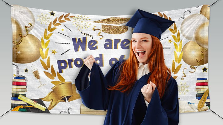 Ragazza che festeggia la laurea con un banner di festa dietro