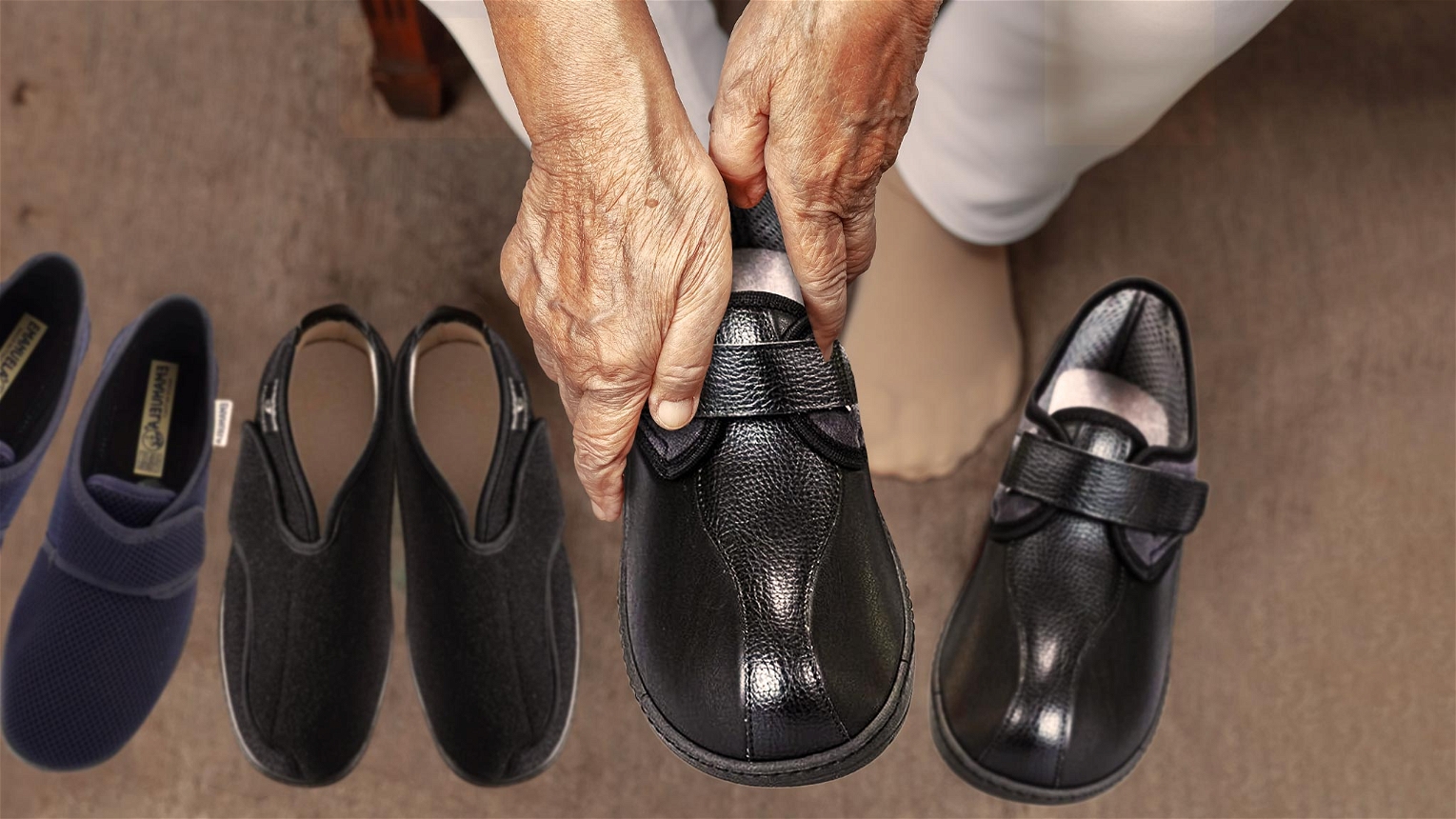 anziana che si infila scarpe nere