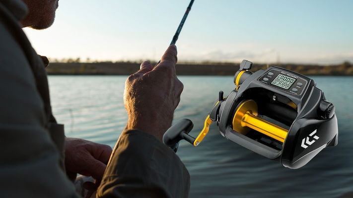 Profilo pescatore con mulinello elettrico in primo piano