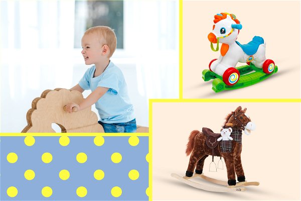 Foto bambino felice su cavallo a dondolo e due cavalli a dondolo
